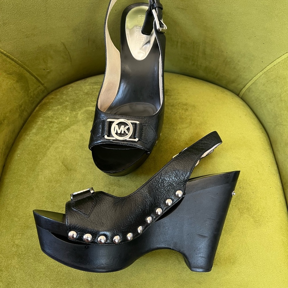 Micheal Kors Blk Platform wSilver accents - Picture 2 of 5